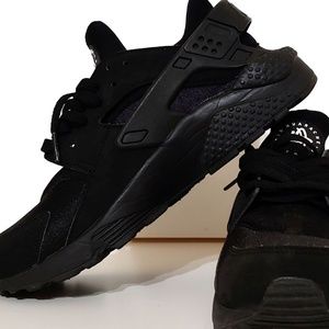 Nike Air Huarache  /  Black  /  Size 8